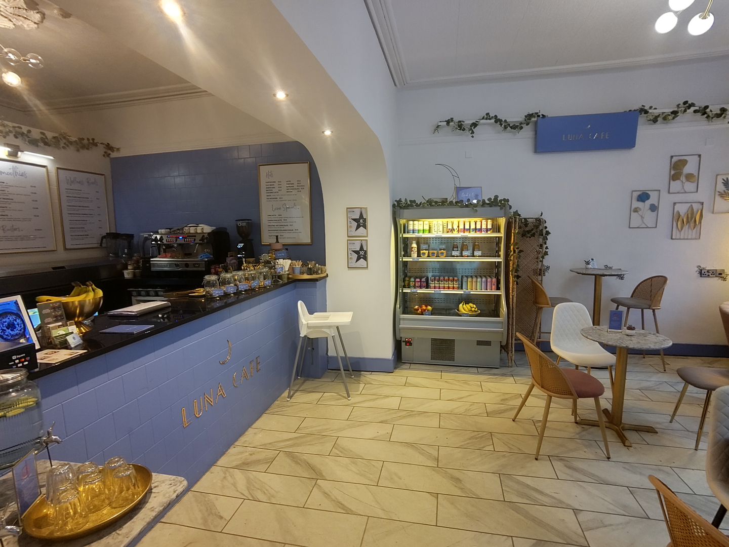 LUNA CAFE interior